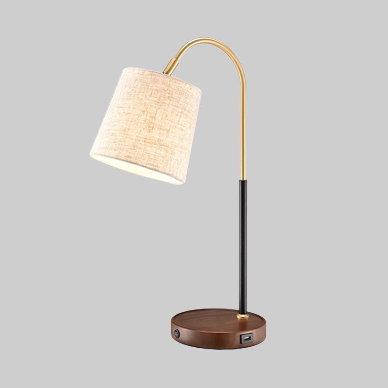 Tissu Barrel Desk Light moderne 1 ampoule rouge brun rouge / beige lampe de table de nuit beige avec bras en métal courbé