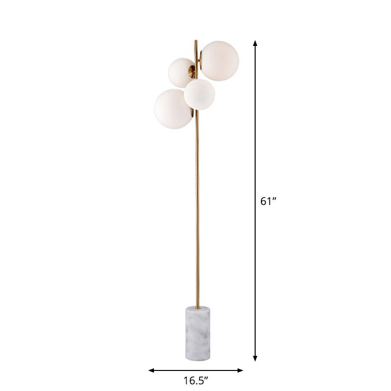 Lámpara de pie de pie de latón de lámpara de 4 cabezas posmoderna con sombra de vidrio blanco para sala de estar