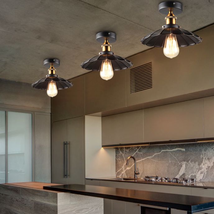 Ristorante industriale in metallo con lampada da soffitto a cono nero vicino all'illuminazione a soffitto