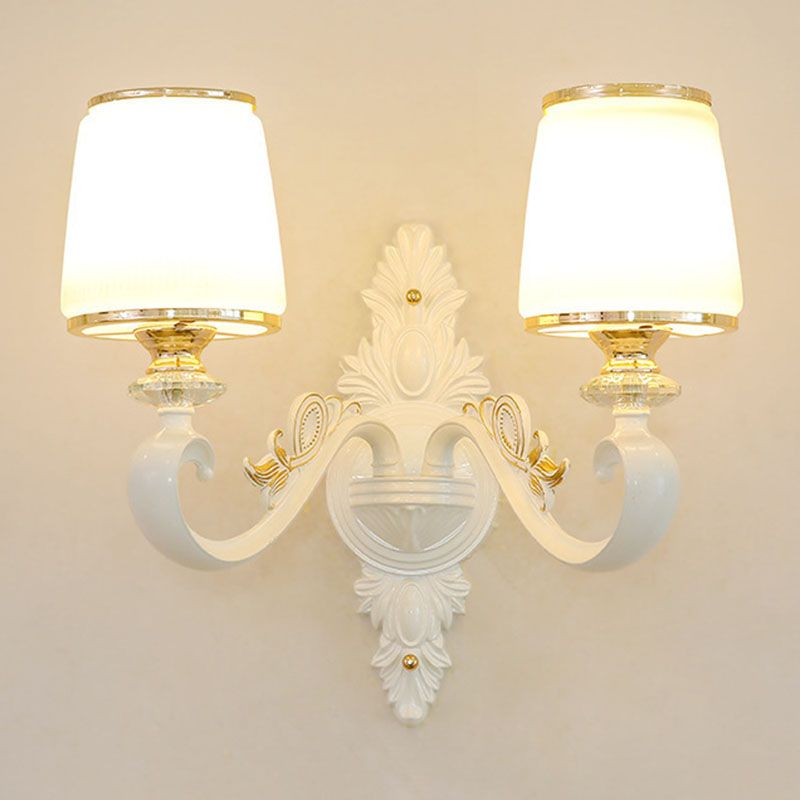 Luz de colgante colgante cónico de oro simplicidad de vidrio opalino iluminación con brazo curvo