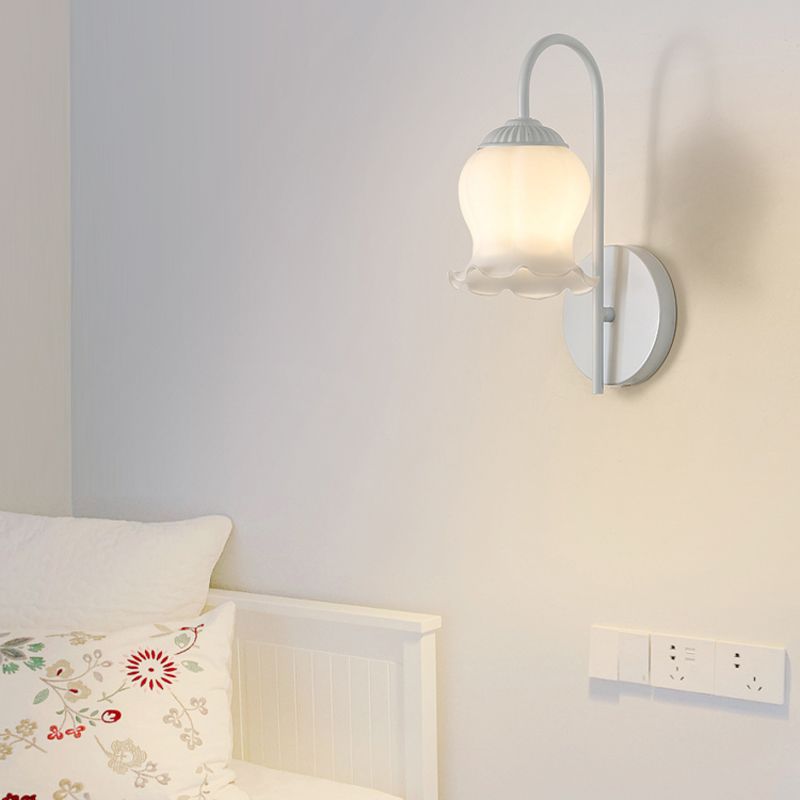 Modern Metal Wall Sconce Flower Shape Wall Light with Glass Shade for Living Room