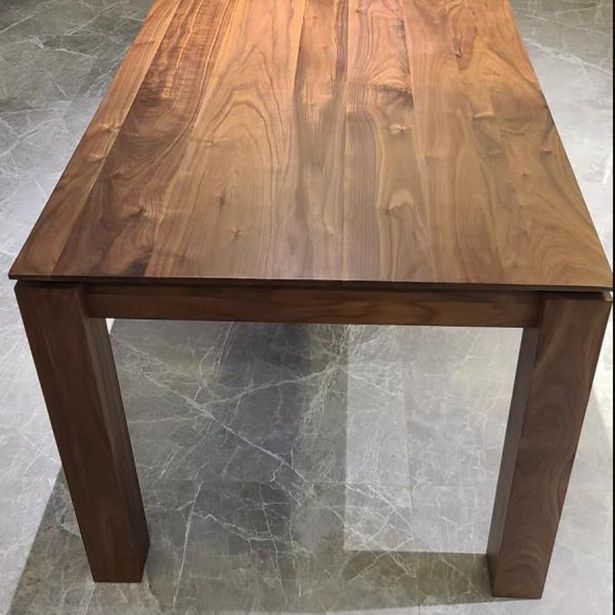 Rechteck brauner Ton Esstisch Massivholz Tisch minimalistisch mit 4 Beinen