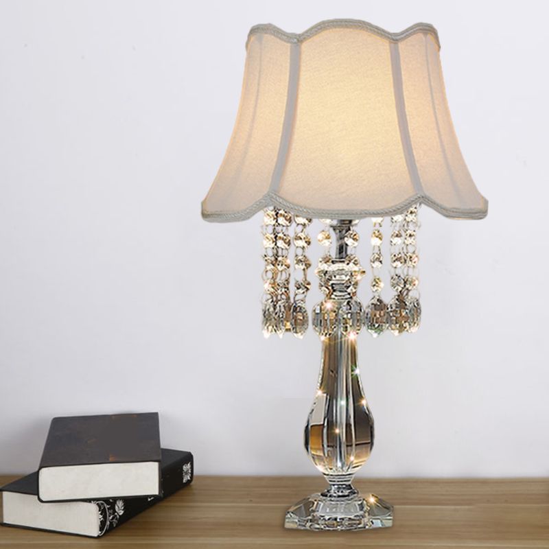 Beige/bordeaux/hemelblauw 1 lamp nachtkastje lamp traditionele heldere kristallen kralen bel/geplooide schaduw tafellicht voor slaapkamer