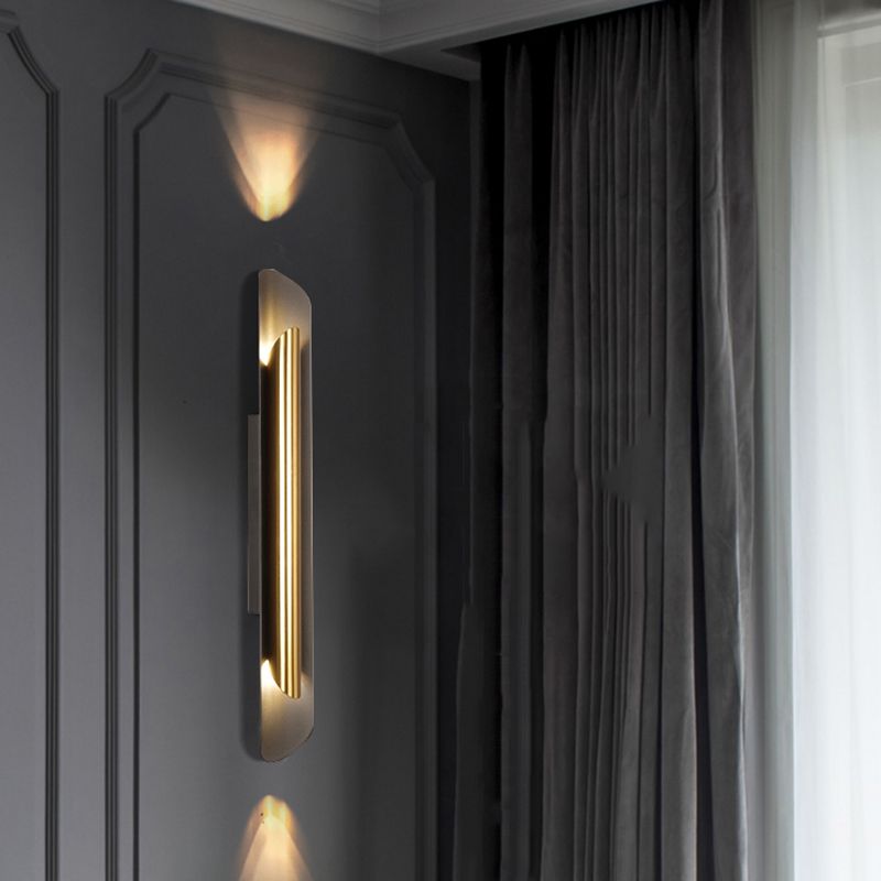 Lineare Form Metallwandbeleuchtung moderner Stil 2 Leuchten Wandmontierte Beleuchtung in Messing
