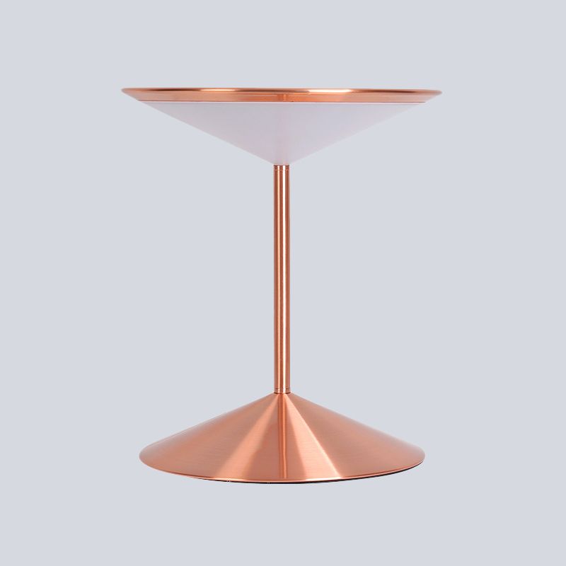 Illuminazione da comodino a imbuto in metallo Lampada da comodino a LED moderna in oro rosa per camera da letto