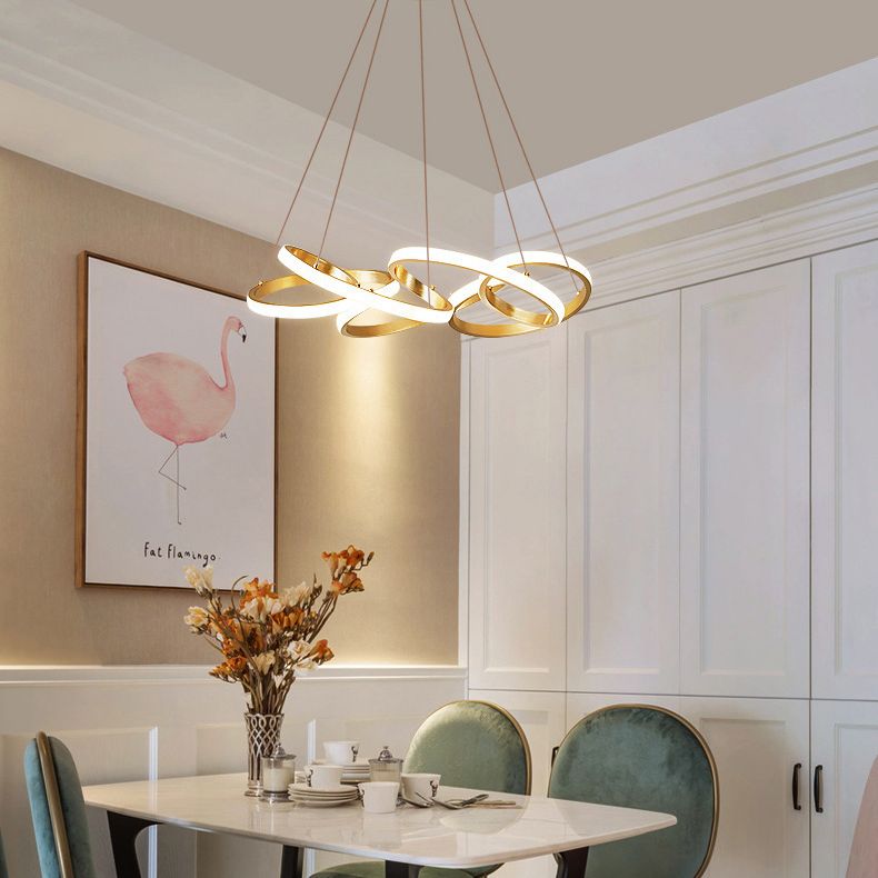 Curve senza soluzione di continuità il lampadario leggero moderno a soffitto acrilico a soffitto in oro