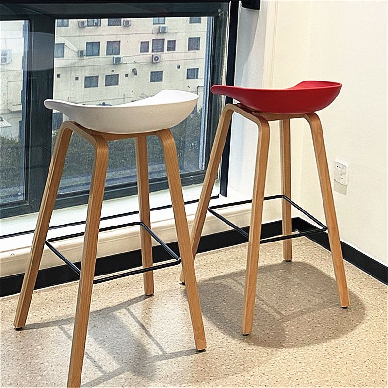 Moderner, armloser Barhocker aus Holz mit Rückenlehne und Kunststoffsitz