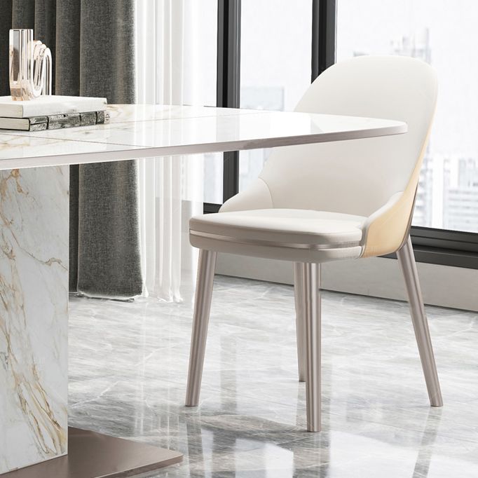 Mesa de comedor de piedra sinterizada de lujo con pedestal de metal en oro rosa
