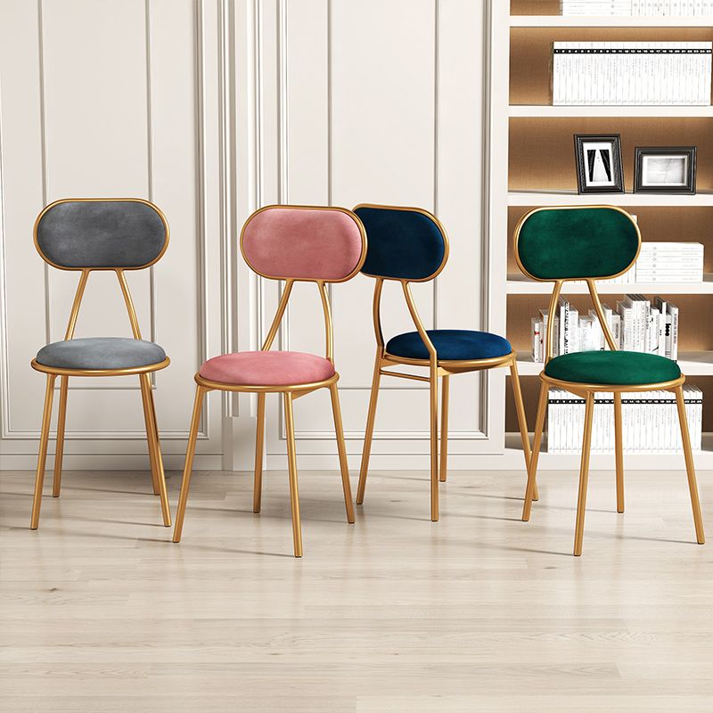 Sillas laterales con respaldo abierto apilables de estilo nórdico que cenan la silla lateral de tela