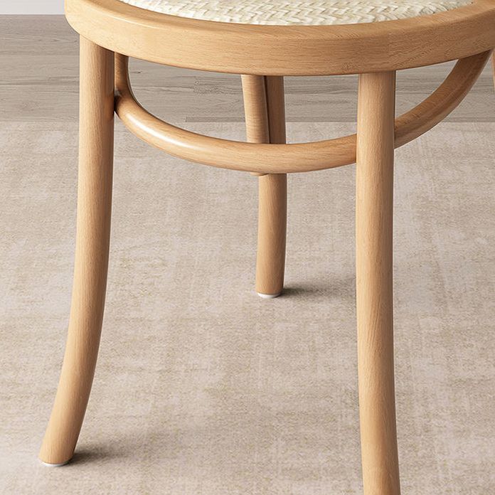 Le bois de hêtre de style contemporain préside la cuisine arrière de Windsor dinant la chaise