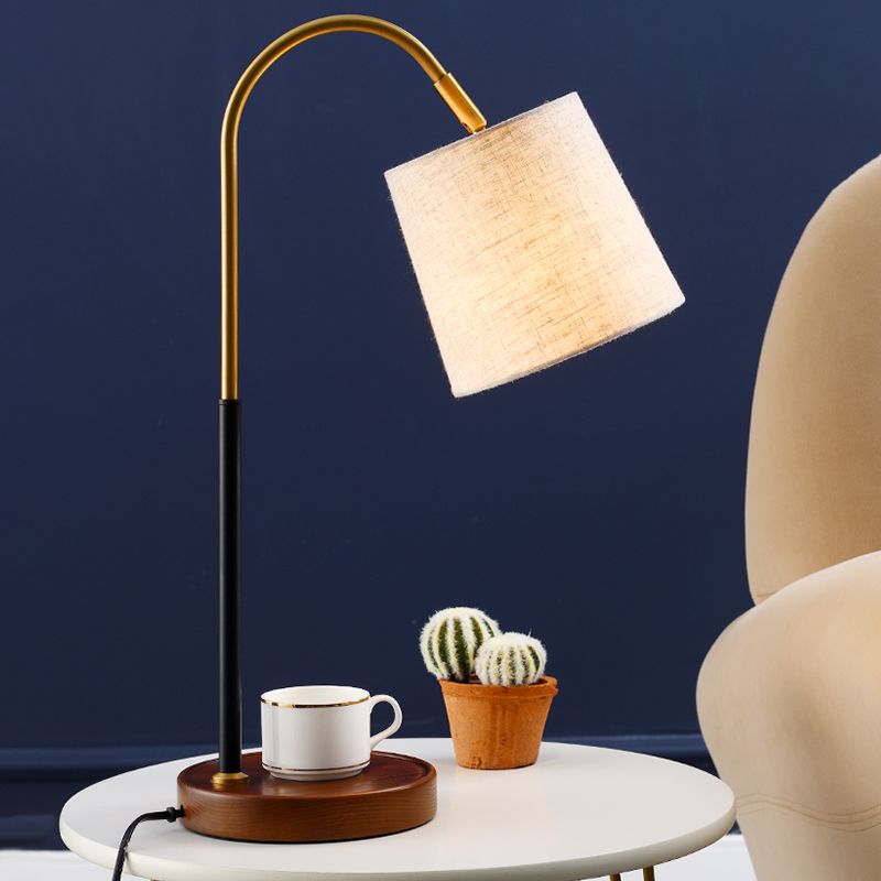 Tissu Barrel Desk Light moderne 1 ampoule rouge brun rouge / beige lampe de table de nuit beige avec bras en métal courbé