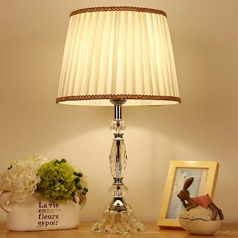Tavola cristallina da letto a 1 bulbina leggera lampada da comodino bianco moderno con tonalità in tessuto affusolato