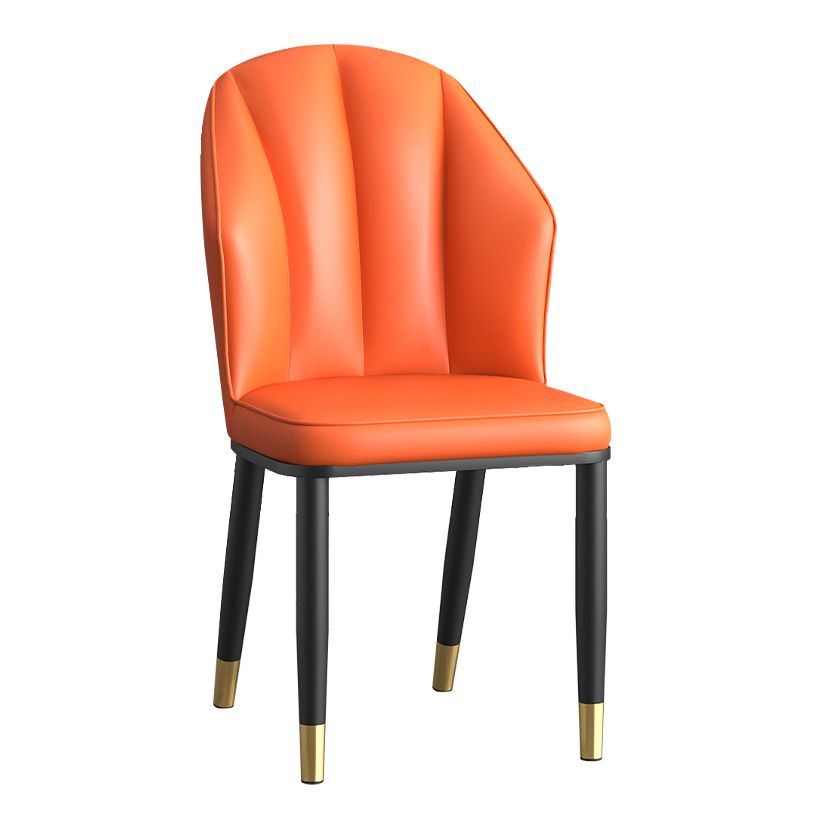 La salle à manger en métal Glam préside les chaises en cuir latérales tapissées sans bras pour le restaurant