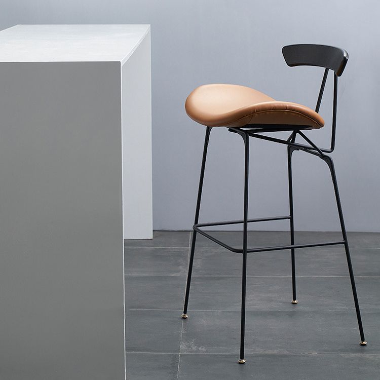 Sgabello da 31,50 "sgabello da barra industriale e sgabelli con un bancone con 4 gambe in nero