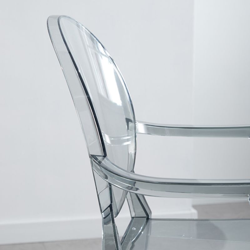 Bras en plastique de style contemporain dinant les chaises latérales empilables à dos ouvert de chaises