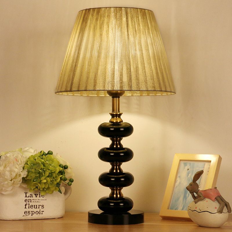 Lampe de table de nuit à ampoule unique beige Lampe de table de chevet conique en tissu rural avec accent en cristal