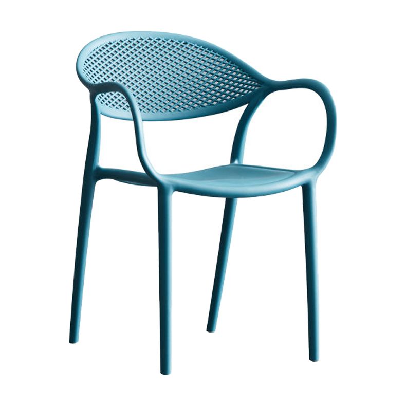 Sedia da pranzo in plastica moderna per interni moderni.