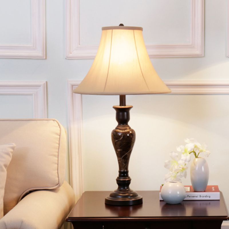 1-Licht-Stofftisch Helles traditionelle weiße Finish Bell Lampenschatten Wohnzimmer Nachtbeleuchtung mit Urnenbasis