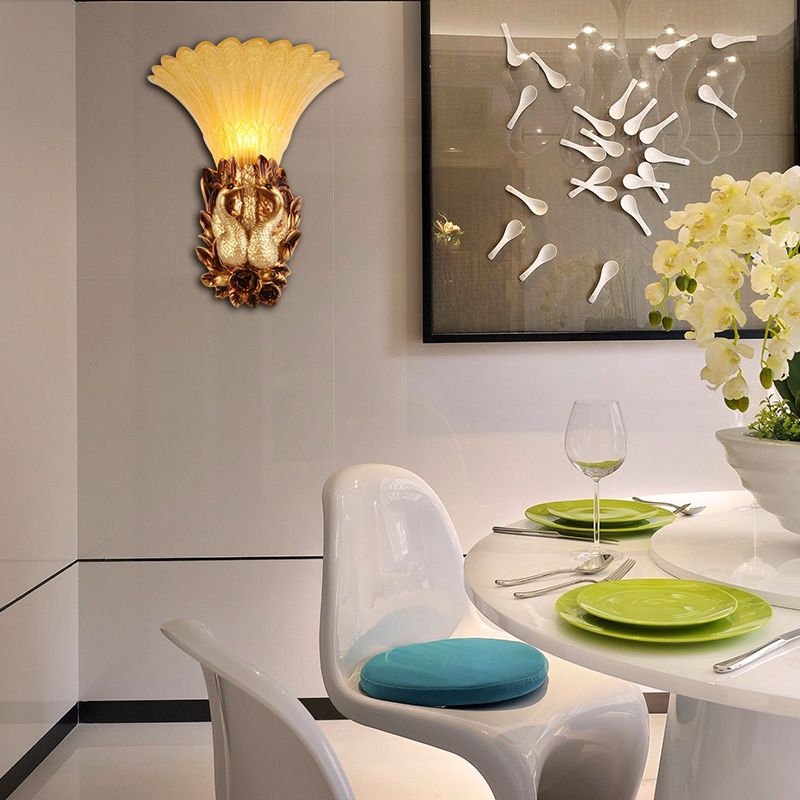 Lámpara de pared Phoenix de estilo tradicional 1 Cabeza de resina y luz de pared de vidrio ámbar en oro para Foyer