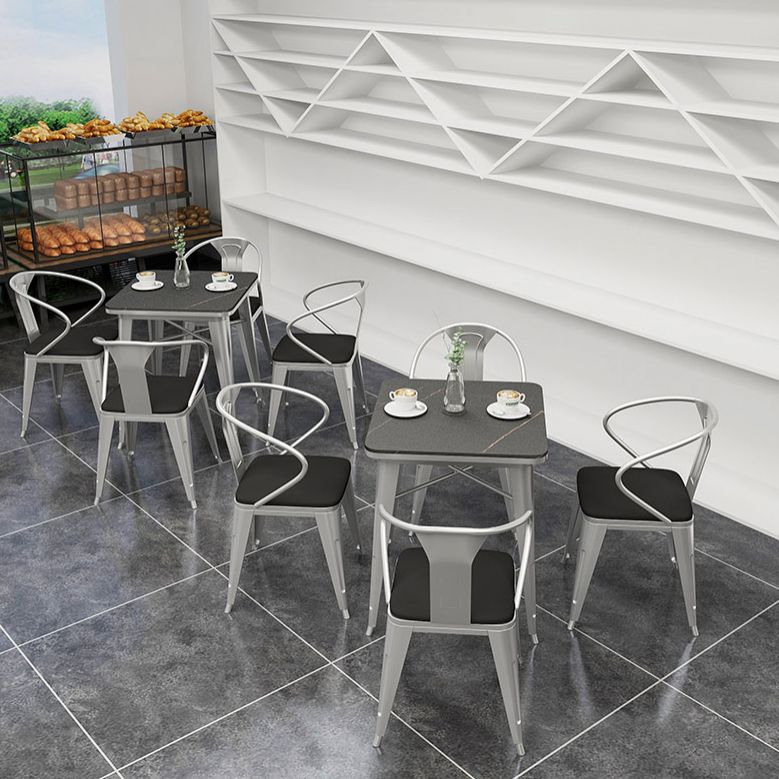 Industriële eetkamertafel Gesinterde stenen tafel met sledeonderstel voor thuiskeukendiner