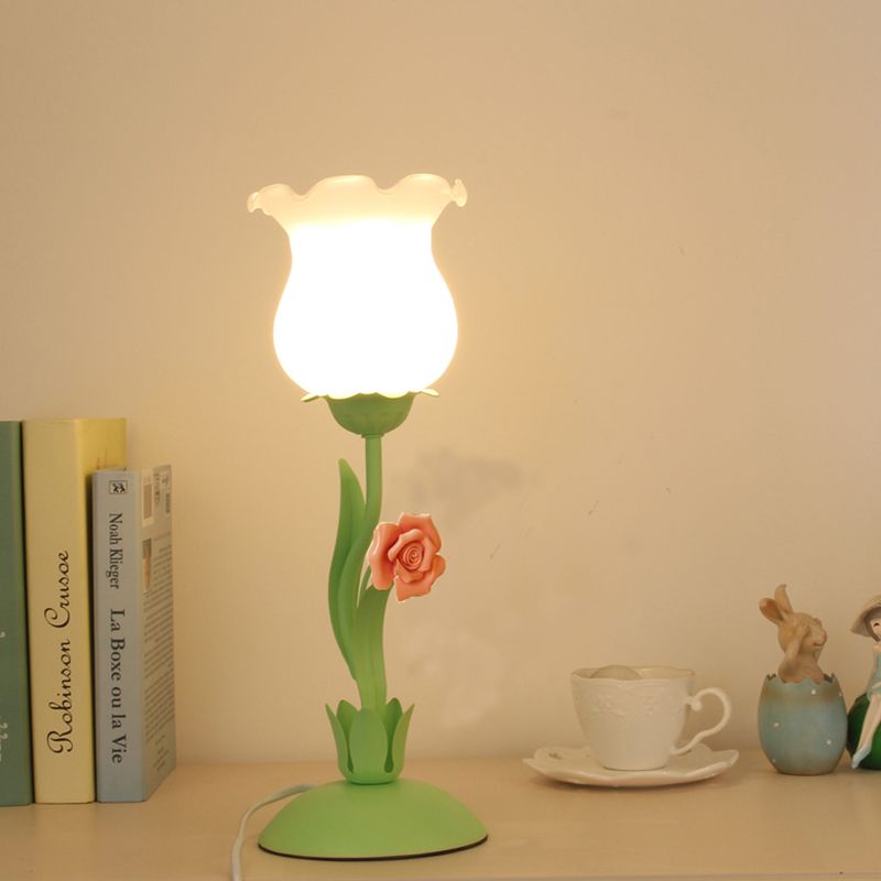 Pastoral Rosenknospetisch Licht 1 Kopf Opal Mattglas Nachttisch Lampe mit rosa/blau/grüner Rebe