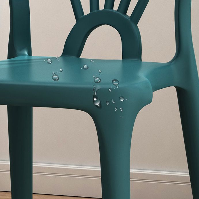Chaise de salle à manger à dossier en plastique, finition mate, chaise latérale contemporaine à la maison