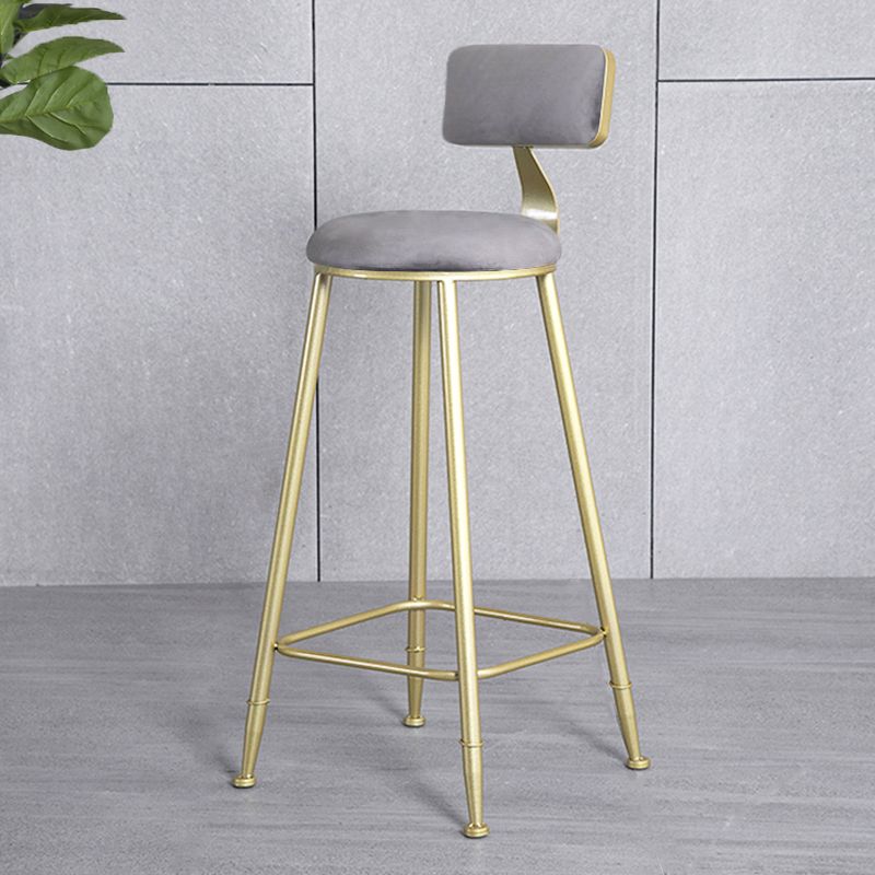 Tabouret de comptoir sans accoudoirs avec dossier Glam, tabouret de bar en fer pour salon de beauté avec coussin en daim