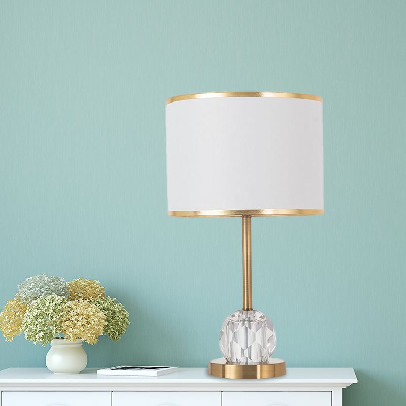 1 lichte trommelschaduwtafel Licht Traditionele stof Night Stand Lamp In Goud met Orb schuine Cut Crystal Decor