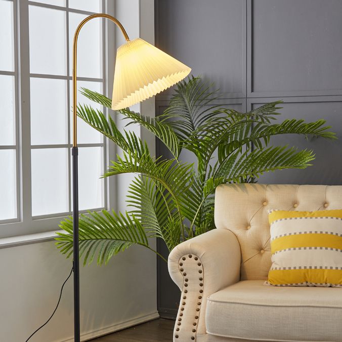 Moderne eenvoudige ijzeren vloerlamp verstelbare lamp vloerlicht met stoffen schaduw voor slaapkamer