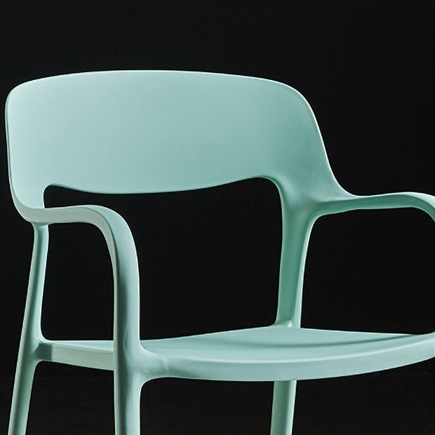 Sillón de estilo moderno con respaldo abierto y patas de plástico para cocina