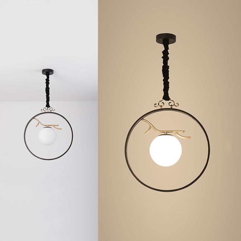 Luce a sospensione in globo di vetro bianco con gabbia metallica, lampada a sospensione in stile cinese a 1 luce