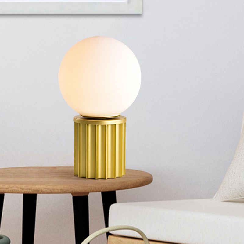 Post modern buistafel licht metaal 1 bol 8 "/12" w woonkamer kleine bureaubramp in goud met bal opaalglasschaduw
