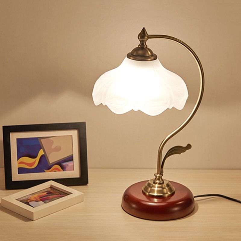 Lámpara de noche floral de vidrio blanco esmerilado Luz de la mesa de la sala de estar tradicional de 1 luces con brazo arqueado