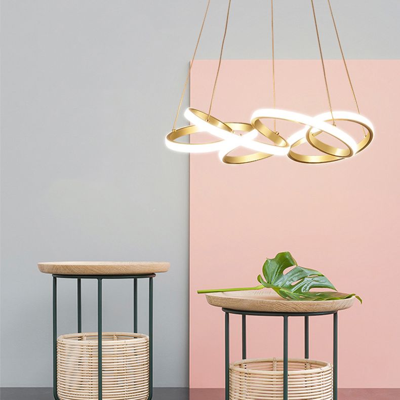 Curve senza soluzione di continuità il lampadario leggero moderno a soffitto acrilico a soffitto in oro