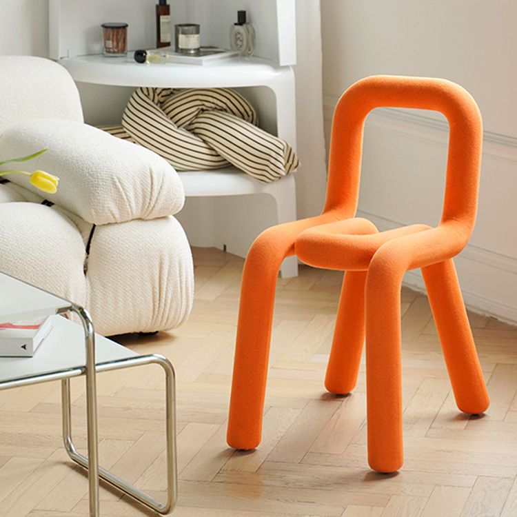 Silla lateral de comedor de terciopelo estilo diseñador, silla de comedor individual con respaldo abierto y acabado mate