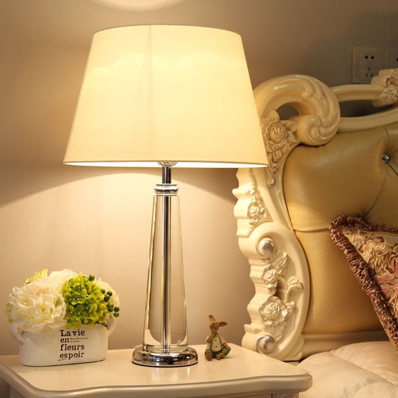 Lampada da tavolo affusolata in tessuto Lampada da notte per camera da letto a testa singola in stile rurale in beige con base in cristallo
