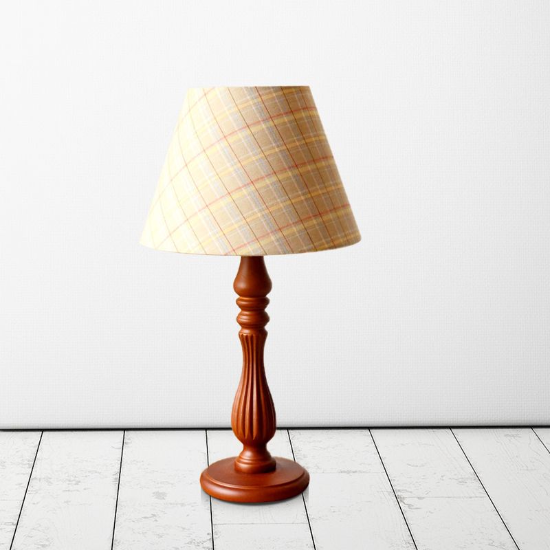 Lampe de bureau en forme de tonneau beige/beige/bleu foncé, tissu traditionnel, lampe de lecture à 1 lumière pour chambre à coucher avec base en bois