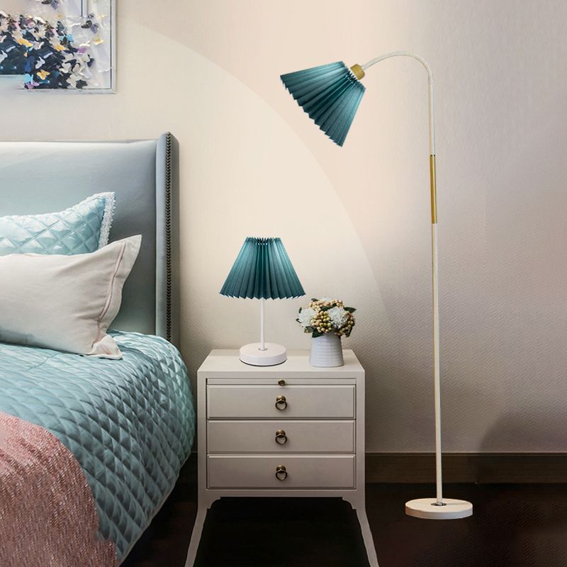 Moderne eenvoudige ijzeren vloerlamp kleurrijk lamp vloerlicht met stoffen schaduw voor slaapkamer