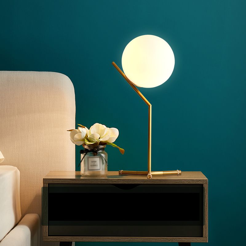 Lampada da scrivania in vetro in stile moderno Lampade da tavolo per negozio di caffè con paralume a globo bianco