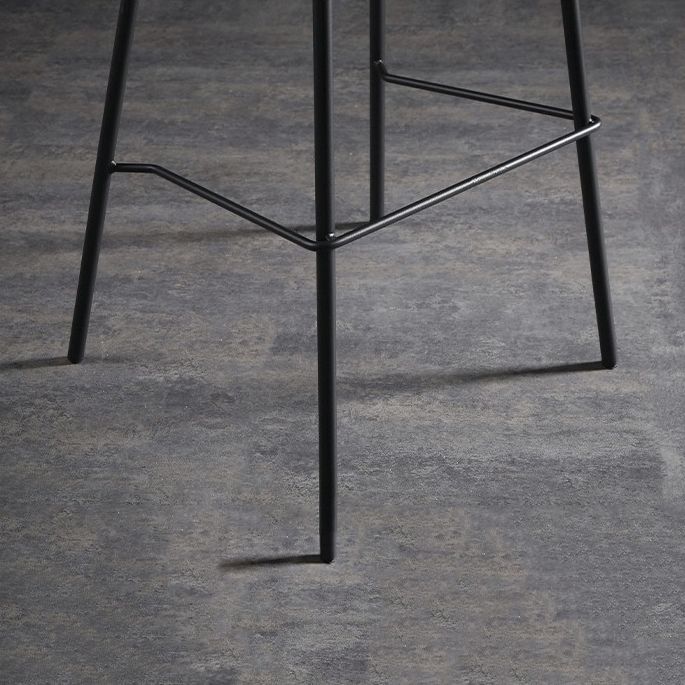 Zeitgenössischer Barhocker ohne Armlehnen, Leder-Thekenstuhl mit niedriger Rückenlehne, Fußstütze und Eisengestell