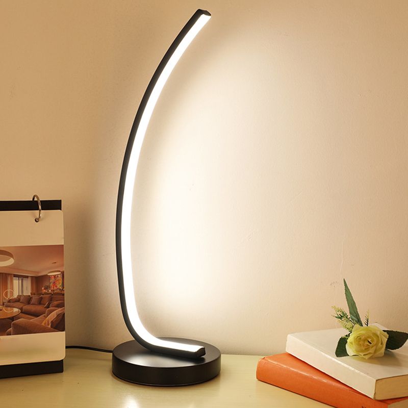 Bend lineaire slaapkamer nachtlamp Metallic LED modernisme tafellicht in zwart/wit voor studieruimte