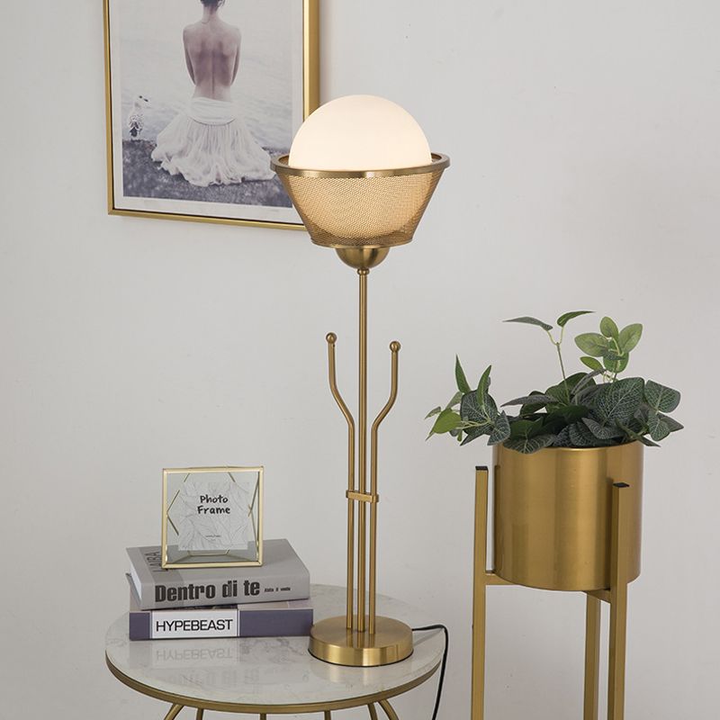Messing Finish Ball Table Beleuchtung Post moderne 1 Glühbirnen -Metallic Lesebuchlampe mit Trident -Basis