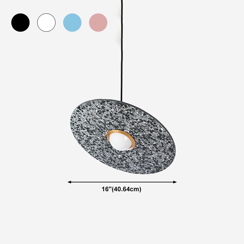 Soucoupe volante suspendue à la lumière du terrazzo postmoderne