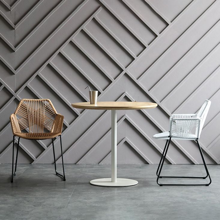 La parte posterior abierta del diseño industrial que cena el patio de la rota de las sillas laterales cena la silla lateral