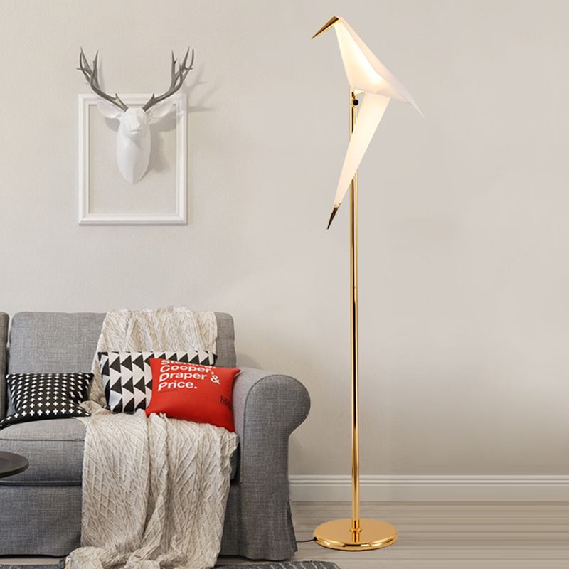 Lámpara de plástico plegada con forma de pájaro lámpara de pie de acabado de oro LED contemporáneo en luz cálida/blanca