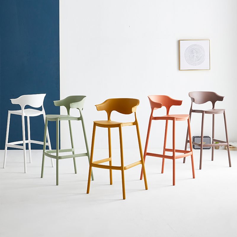 Taburete de bar con asientos de plástico de estilo nórdico, taburete de bar colorido con respaldo de 4 patas (juego de 2)
