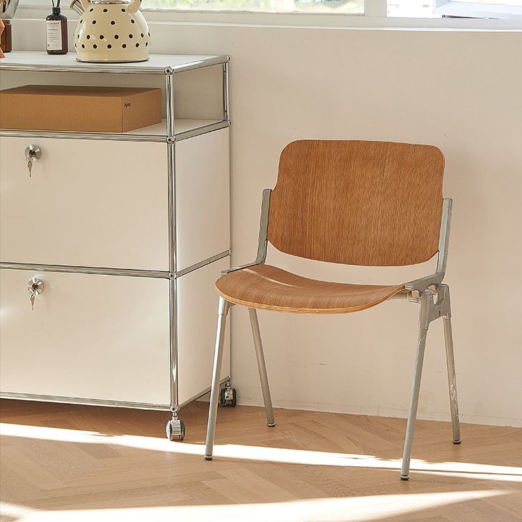 Silla de comedor estilo moderno sin brazos con respaldo abierto y patas de metal