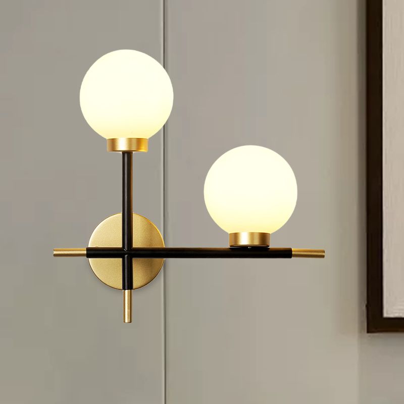 2-Bulb Milky Glass Sconce Lightture Modern Black Double Globe Salon Lampe murale avec conception de croix