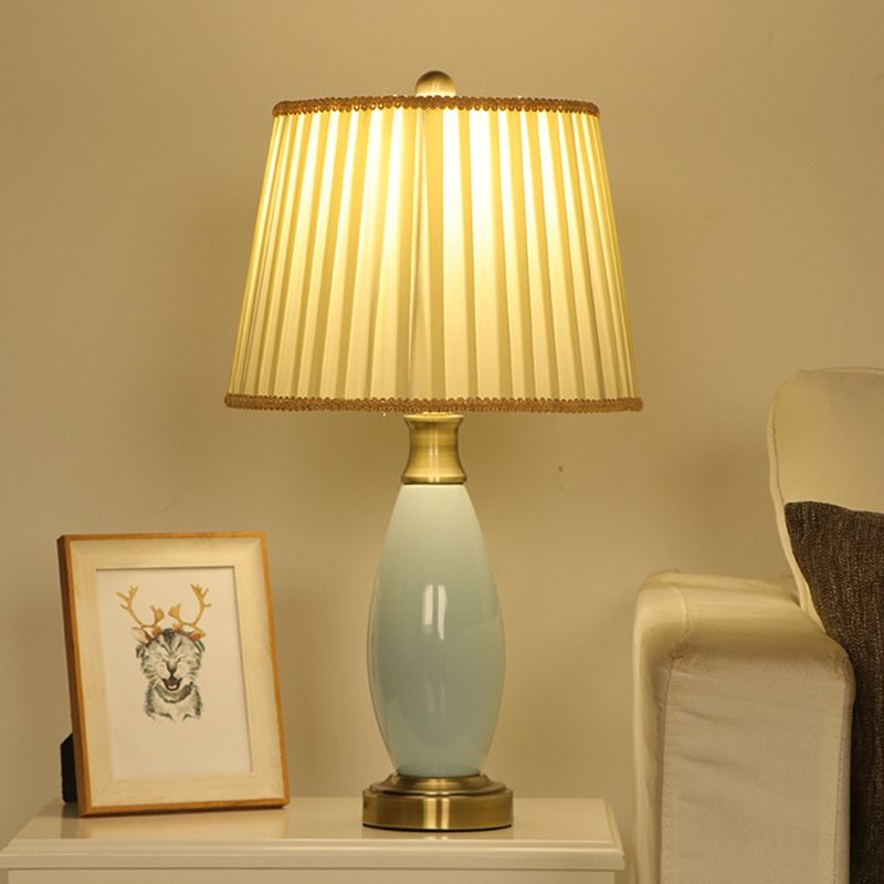 Retro -Style -Kegel -Nacht -Licht 1 Kopfstoffschischtisch -Lampe mit blaues Keramik Oval Dekor in Weiß