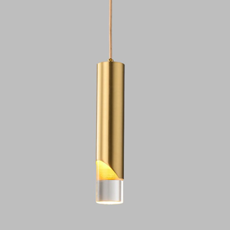 Luz colgante LED cilíndrica dorada en una moderna lámpara colgante de cobre de estilo de lujo con sombra acrílica